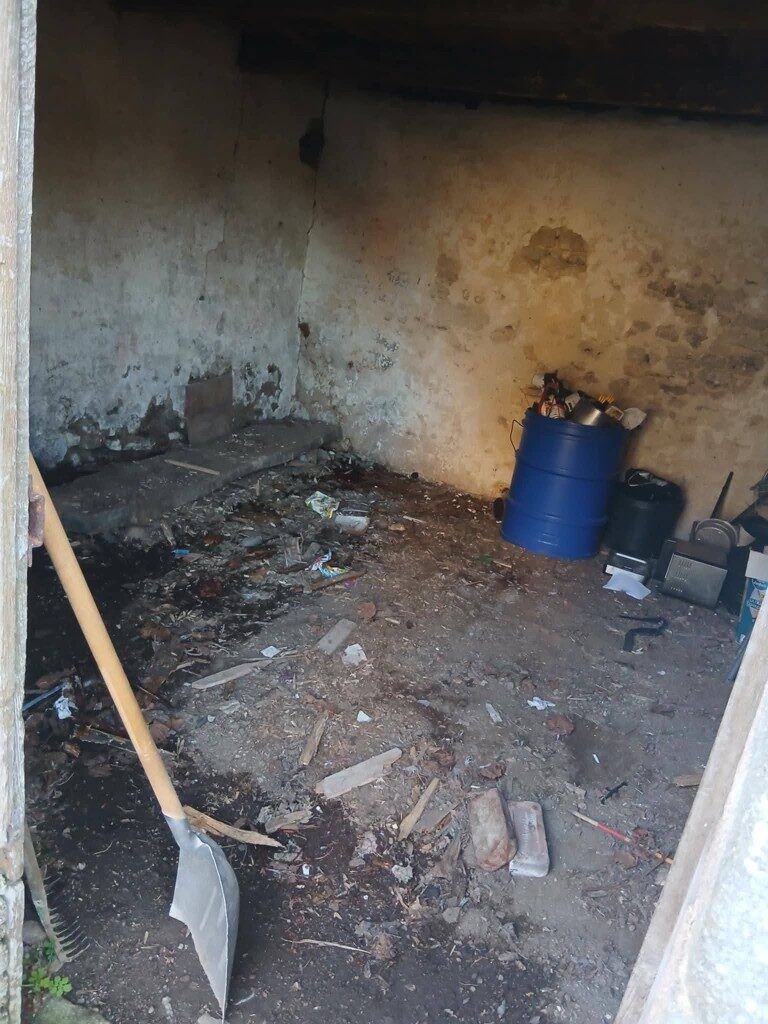 Pièce fortement encombrée à nettoyer et débarrasser